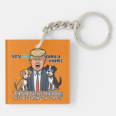 彼らは食べThe Dogs おもしろい Trump Kamala 2024 キーホルダー (裏面)