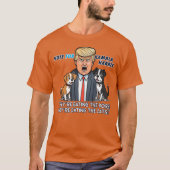 彼らは食べThe Dogs おもしろい Trump Kamala 2024 Tシャツ (正面)