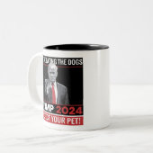彼らは食べThe Dogs Trump 2024の討論だ ツートーンマグカップ (正面左)