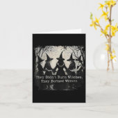 彼らは魔女を燃やしたのではない、女性を燃やしたのだ ハロウィン カード (黄色い花)