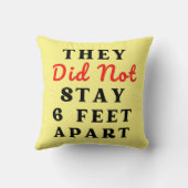 彼らは6つの足を離れて滞在しなかった クッション (裏面)