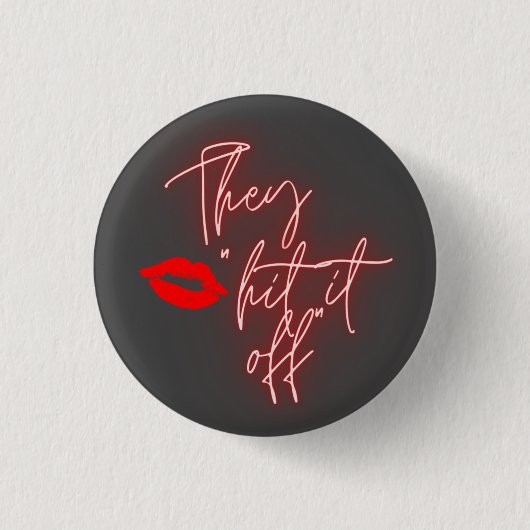 彼らは"オフにヒット"ボタン 缶バッジ (正面)