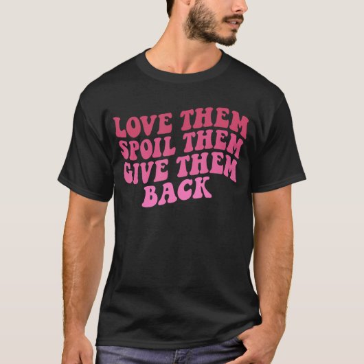 彼らを愛し与えて彼らを台無しにするおばあちゃん人生A Tシャツ (正面)