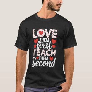 彼らを最初に愛教えして二番目に感動的愛す Tシャツ