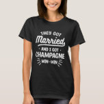 彼ら得と私はチャンパ得ーニュのウィンウィン・ウェッディ Tシャツ<br><div class="desc">彼ら得と私は結婚したチャンパ得ンのウィンウィン結婚's</div>