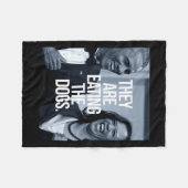 彼ら食べは犬だ フリースブランケット (正面(横))