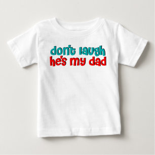 彼をあります私のパパが笑わせないで下さい ベビーTシャツ