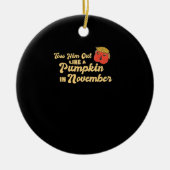 彼をパンプキントランプキンハロウィーンのリールのように外へ投げ出す セラミックオーナメント (正面)