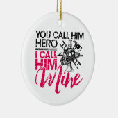 彼を英雄と呼ぶのは私の消防士の妻と呼ぶ セラミックオーナメント (右)