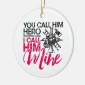 彼を英雄と呼ぶのは私の消防士の妻と呼ぶ セラミックオーナメント (左)