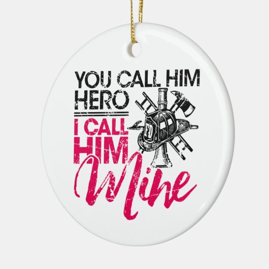 彼を英雄と呼ぶのは私の消防士の妻と呼ぶ セラミックオーナメント (左)