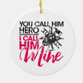 彼を英雄と呼ぶのは私の消防士の妻と呼ぶ セラミックオーナメント (裏面)