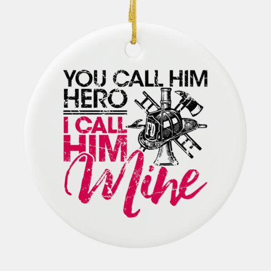 彼を英雄と呼ぶのは私の消防士の妻と呼ぶ セラミックオーナメント (裏面)