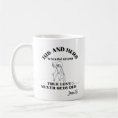 彼エレガントと彼女の真の愛は決して古くならない コーヒーマグカップ (左)
