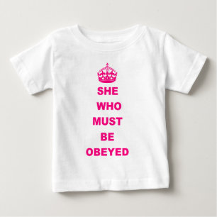 彼女おもしろいは文字に従わなければならない ベビーTシャツ