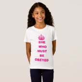 彼女おもしろいは文字に従わなければならない Tシャツ (正面フル)