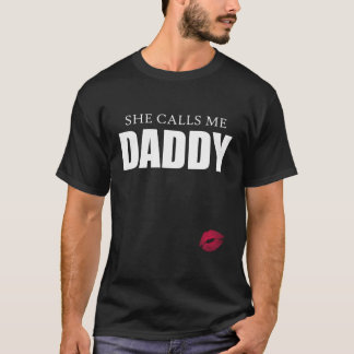 彼女おもしろいは私をダディDdlg支配的と呼ぶ汚いジョーク Tシャツ
