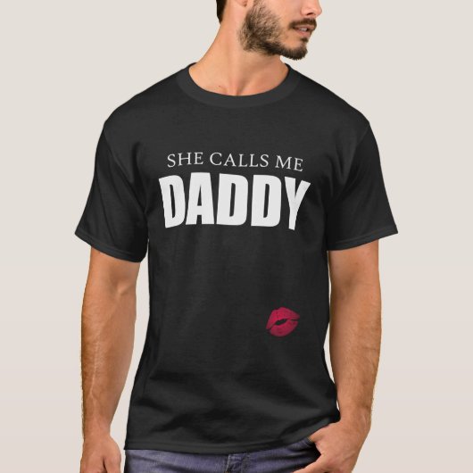 彼女おもしろいは私をダディDdlg支配的と呼ぶ汚いジョーク Tシャツ (正面)