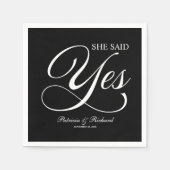 彼女がイエスと言った婚約パーティー 黒 スタンダードカクテルナプキン (正面)