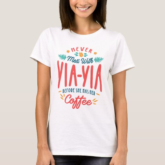 彼女がコーヒーを飲む前にYia-Yiaと決して混乱しない Tシャツ (正面)