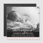 彼女がピンクのベビーの発表に到着ストライプした マグネット招待状 (正面/裏面)