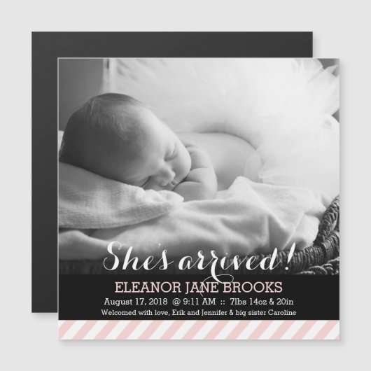 彼女がピンクのベビーの発表に到着ストライプした マグネット招待状 (正面/裏面)