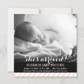 彼女がピンクのベビーの発表に到着ストライプした マグネット招待状 (正面)