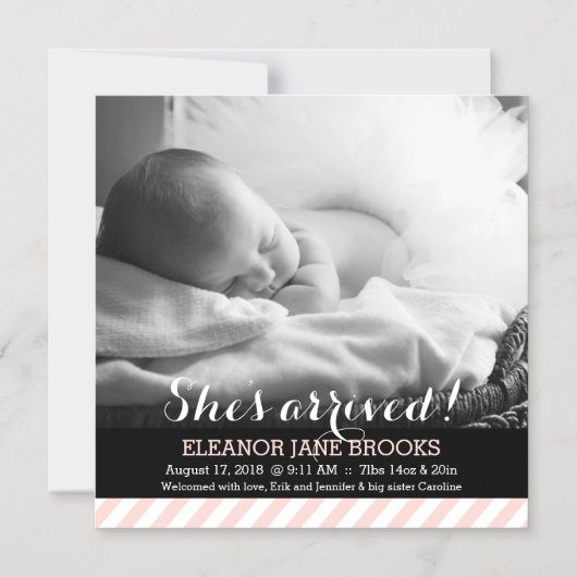 彼女がピンクのベビーの発表に到着ストライプした マグネット招待状 (正面)
