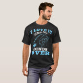 彼女がロッドの上で曲がる時に私はそれを愛する1魚釣り Tシャツ (正面フル)