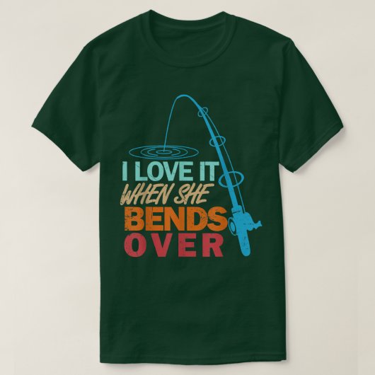 彼女が可笑しい魚釣りに屈すると私はそれを愛する Tシャツ (デザイン正面)