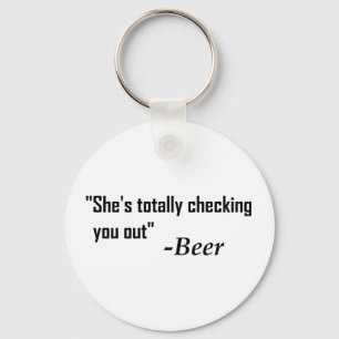 「彼女が完全に君をチェックしている」 - Beer キーホルダー