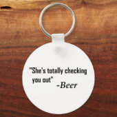 「彼女が完全に君をチェックしている」 - Beer キーホルダー (正面)
