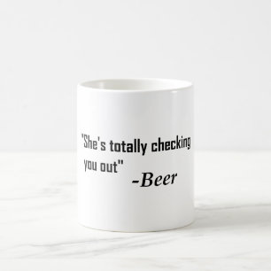 「彼女が完全に君をチェックしている」 - Beer コーヒーマグカップ