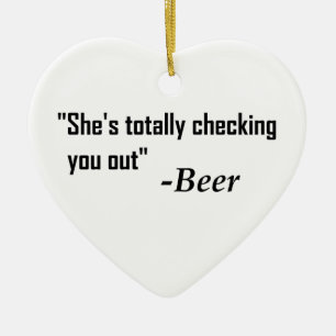 「彼女が完全に君をチェックしている」 - Beer セラミックオーナメント