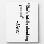 「彼女が完全に君をチェックしている」 - Beer フォトプラーク (正面)