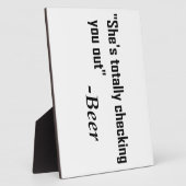 「彼女が完全に君をチェックしている」 - Beer フォトプラーク (側面)