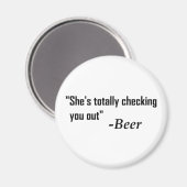 「彼女が完全に君をチェックしている」 - Beer マグネット (正面/裏面)