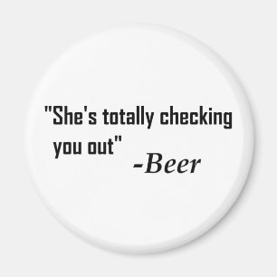 「彼女が完全に君をチェックしている」 - Beer マグネット