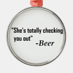 「彼女が完全に君をチェックしている」 - Beer メタルオーナメント