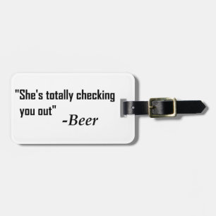「彼女が完全に君をチェックしている」 - Beer ラゲッジタグ