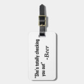 「彼女が完全に君をチェックしている」 - Beer ラゲッジタグ (正面縦)