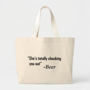 「彼女が完全に君をチェックしている」 - Beer ラージトートバッグ