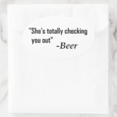 「彼女が完全に君をチェックしている」 - Beer 楕円形シール (バッグ)