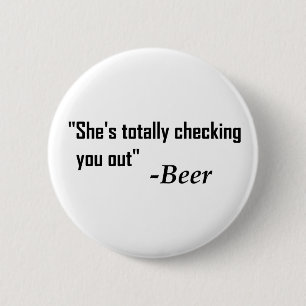 「彼女が完全に君をチェックしている」 - Beer 缶バッジ
