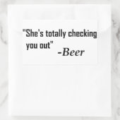 「彼女が完全に君をチェックしている」 - Beer 長方形シール (バッグ)