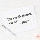「彼女が完全に君をチェックしている」 - Beer 長方形シール (封筒)