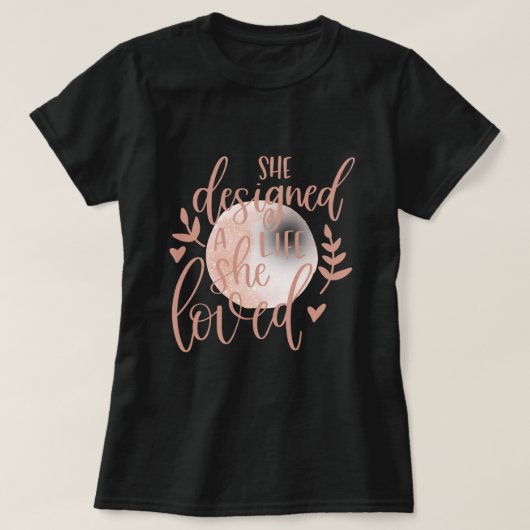 彼女が愛した人生をデザインした ブルッシュピンクの月 Tシャツ (デザイン正面)
