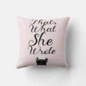 彼女が書作家のスローグ図解入りの、写真付きの クッション (裏面)