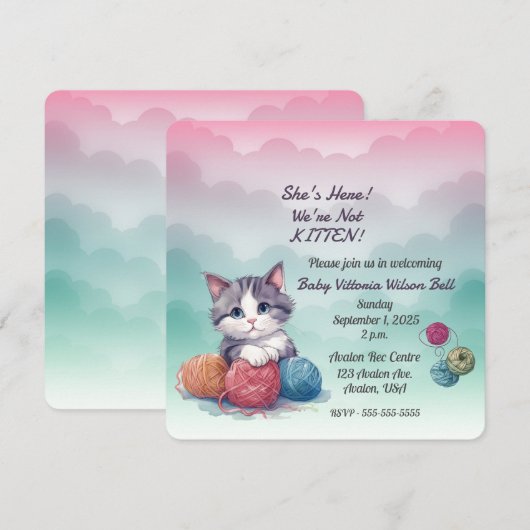 彼女が来るよ 私たちは子猫じゃないよ かわいいタビー子猫が色のついた毛糸の玉で遊んでいる 招待状 (正面/裏面)
