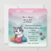 彼女が来るよ 私たちは子猫じゃないよ かわいいタビー子猫が色のついた毛糸の玉で遊んでいる 招待状 (正面)